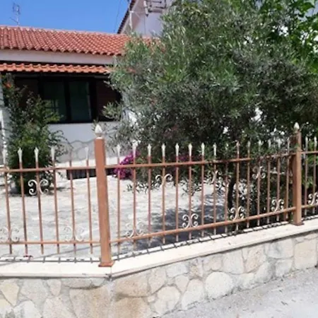 Spacious House 100 Metres From The Beach